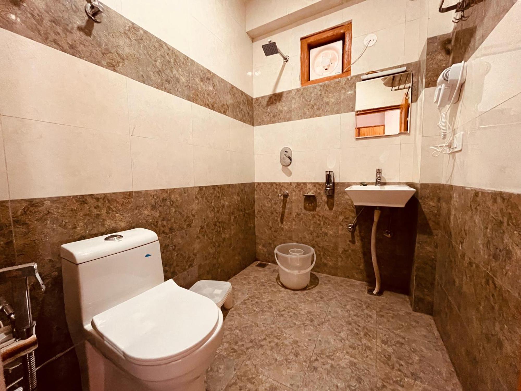 Himalayan Hill Queen Resort, Manali M98160-43400 Exteriör bild