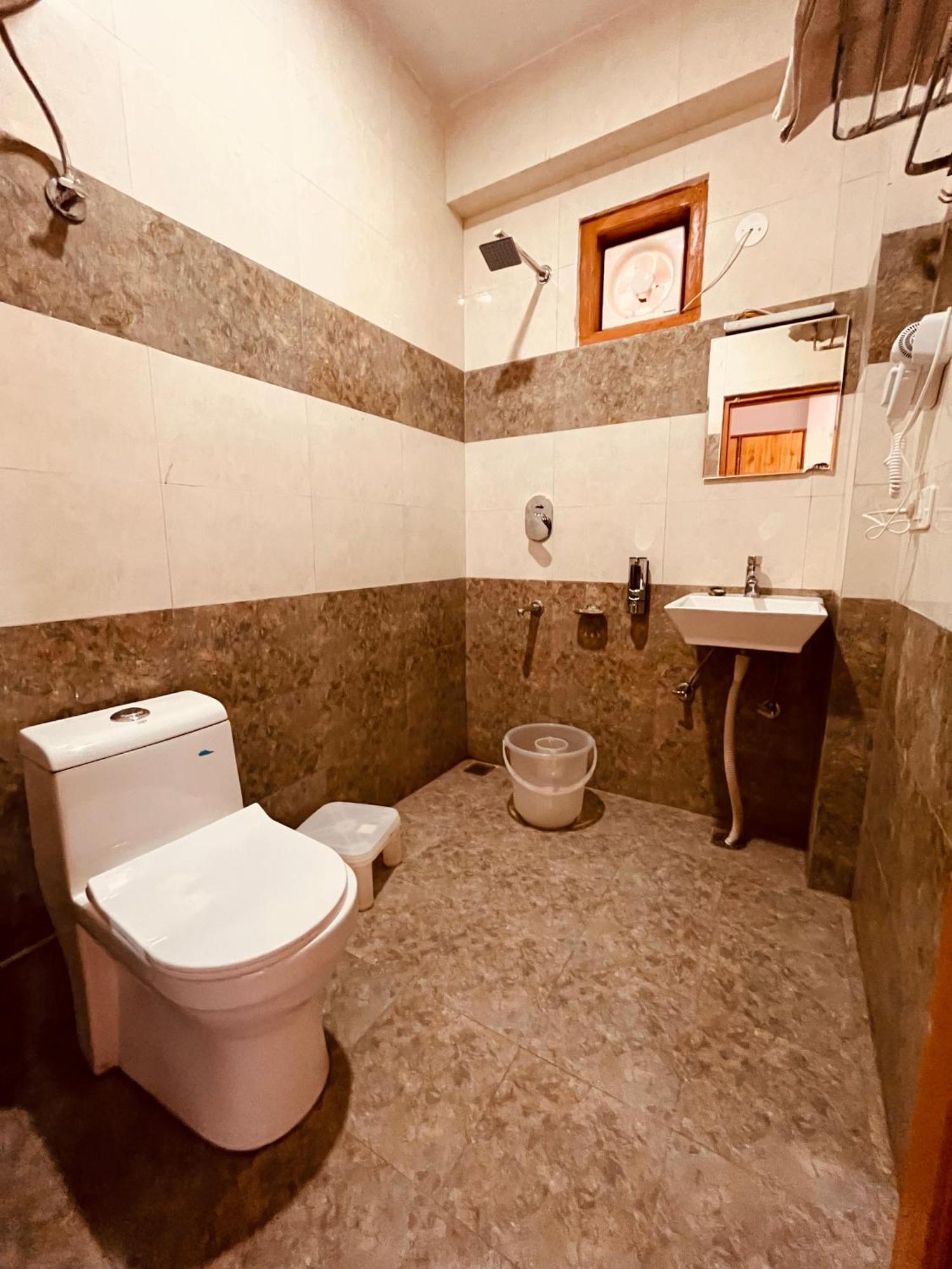 Himalayan Hill Queen Resort, Manali M98160-43400 Exteriör bild